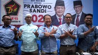 Sejumlah relawan berfoto dengan pose dua jari khas Prabowo-Sandiaga Uno.