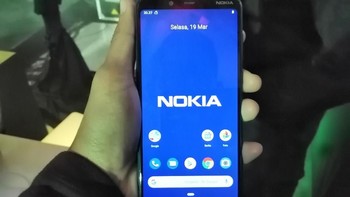 Dengan kapasitas baterai 3.500 mAh, Nokia 3.1 Plus diklaim memiliki ketahanan baterai hingga dua hari. Lapisan metal di dalamnya pun dijanjikan bikin Nokia 3.1 Plus takkan terasa panas di tangan saat menjalankan tugas yang cukup berat. (Foto: Muhamad Imron Rosyadi/detikINET)