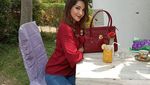 Pose Cantik Tsania Marwa Saat Mencicip Makanan Enak Bareng Sahabat