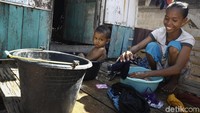 Minimnya air bersih membuat warga di Desa Papagaran harus berhemat menggunakan air.