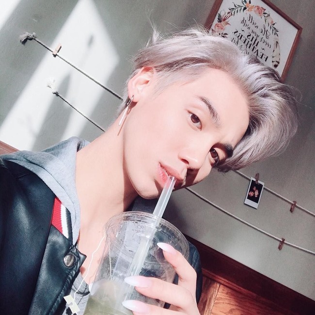 Plastique Tiara punya kemampuan dalam berdandan sehingga ia bisa bertransformasi jadi wanita cantik jelita. Kalau sedang tak pakai makeup, kelihatan aslinya bahwa Plastique Tiara adalah cowok ganteng seperti oppa Korea. Foto: Instagram (@plastiquetiara)