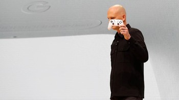 Phil Harrison selaku vice president dan general manager Google memamerkan controller itu saat memperkenalkan Stadia. (Foto: REUTERS/Stephen Lam)