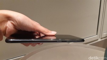 Tombol power dan volume berada di sisi kanan. (Foto: detikINET/Virgina Maulita Putri)