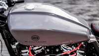 Proyek tersebut diberikan nama BT03, pendiri dan perancang Blactrack Motors, Sacha Lakic awalnya terinspirasi dari motor lawas Harley-Davidson XLCR, yakni motor bergaya cafe racer yang diproduksi antara tahun 1977 hingga 1979, saat dirinya masih kecil. Foto: Pool (Bikeexif)