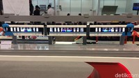 Kereta ini diklaim lebih murah biayanya dibanding light rail transit (LRT) karena tidak memerlukan banyak lahan untuk pembangunannya. 