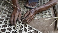 Hal itu karena pengunaan bubu saat ini sudah jarang sekali digunakan oleh nelayan sehingga perajin bubu sangat jarang ditemui.