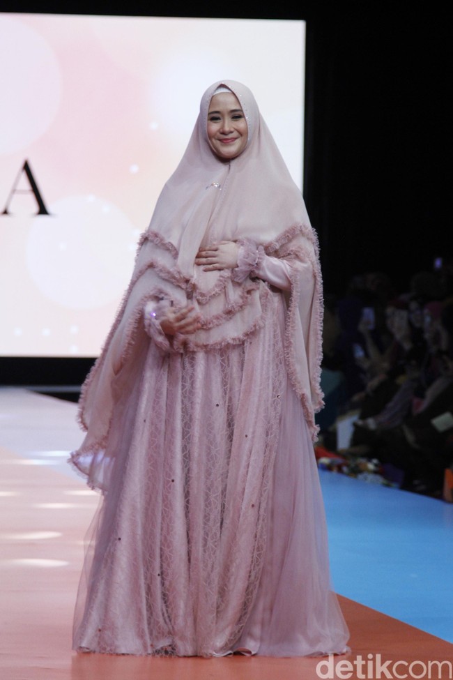 Aktris Ryana Dea yang belum lama berhijab juga terlihat memesona memakai busana syari berwarna merah muda. Detail raffle membuatnya seperti seorang putri.  Foto: Mohammad Abduh/Wolipop