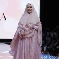 Aktris Ryana Dea yang belum lama berhijab juga terlihat memesona memakai busana syari berwarna merah muda. Detail raffle membuatnya seperti seorang putri.  Foto: Mohammad Abduh/Wolipop