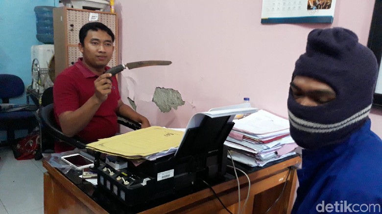 Suami Pergoki Istri Selingkuh di Kamar Mandi, Golok pun Melayang Suami Pergoki Istri Selingkuh di Kamar Mandi, Golok pun Melayang