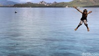 Pulau Papagarang terletak di dekat Pulau Pengah Kecil di Nusa Tenggara Timur. Bagi yang menyukai alam khidmat, Papagarang adalah tujuan wisata yang bagus.