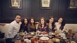 Pose Cantik Tsania Marwa Saat Mencicip Makanan Enak Bareng Sahabat