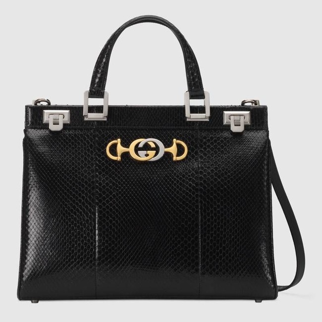 Beberapa waktu lalu Gucci merilis sebuah tas terbaru yang dinamakan Gucci Zumi snakeskin medium top handle bag. Tas tersebut terlihat ladylike dan formal dengan potongan boxy, top handle, dan hardware berlogo Gucci. Foto: Gucci