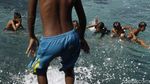 Berenang Ala Anak Pantai Papagarang