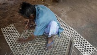 Liman bercerita, di Desa Papagarang hanya tinggal dirinya yang masih setia membuat bubu atau perangkap ikan hingga kini.