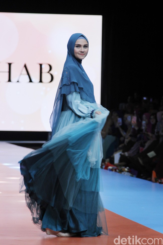 Zeezee Shahab yang belum lama ini terkena hipotermia saat mengikuti acara marathon di Tokyo kembali bugar saat melenggang di panggung Si.Se.Sa. Khimar instan dengan detail payet juga membuatnya tampak berbeda.  Foto: Mohammad Abduh/Wolipop