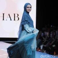 Zeezee Shahab yang belum lama ini terkena hipotermia saat mengikuti acara marathon di Tokyo kembali bugar saat melenggang di panggung Si.Se.Sa. Khimar instan dengan detail payet juga membuatnya tampak berbeda.  Foto: Mohammad Abduh/Wolipop