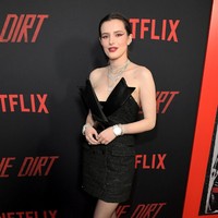 Inilah Bella Thorne dengan gayanya yang seksi dalam balutan gaun pendek hitam di premier serial Netflix The Dirt pada Maret lalu. Ia menyempurnakan gayanya dengan perhiasan berlian dan dua jam tangan sekaligus. (Foto: Charley Gallay/Getty Images for Netflix)