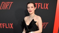 Aktris berusia 21 tahun itu terlihat seksi dan menawan. Charley Gallay/Getty Images for Netflix