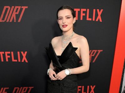 Seksinya Bella Thorne dengan Mini Dress Hitam