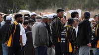 Seorang pria warga Australia menembak 50 Muslim di dua masjid di selatan kota Christchurch Jumat lalu dalam sebuah pembunuhan yang disiarkan langsung. Keluarga korban bersedih karena pihak berwenang tidak segera mengembalikan jenazah ke keluarga untuk segera dimakamkan. Hanya enam dari 50 korban telah dikembalikan ke keluarga mereka sejauh ini. REUTERS/Jorge Silva.