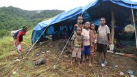 Anak-anak pengungsi banjir bandang di Sentani berdiri di depan tenda pengungsian di Bukit Harapan, Sentani, Jaya Pura, Papua, Rabu (20/3/2019).