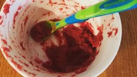 Baru dikaruniai putri cantik pada Juli 2018, PM Ardern masih belajar memberi makanan untuk anaknya. Kali ini ia memilih puree bit. Foto: Instagram jacindaardern