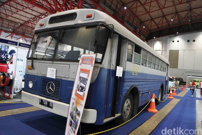 Bus-bus Jadul Rayu Pengunjung Jiexpo Kemayoran