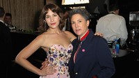 Aktris Lola Kirke bahkan dengan bangganya memamerkan bulu ketiaknya saat tampil dengan dress pink di tahun 2017 lalu. Ari Perilstein/Getty Images for Lavazza