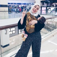 Nycta Gina sebelumnya sempat menjalin hubungan dengan Rizal Diansyah selama 12 tahun. Keduanya telah bertunangan dan sudah mempersiapkan rencana pernikahan. Namun sayang, rencana tersebut gagal terlaksana karena Rizal terkena kasus penipuan sebesar 90 juta. Kini, Nycta sudah berbahagia dan menikah dengan Rizky Kinos. Foto: Instagram @missnyctagina