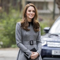 Adapun Kate menebar pesonanya dengan busana bernuansa monokrom. Ibu tiga anak ini mengandalkan karya desainer Catherine Walker berupa terusan pendek lengan panjang abu-abu yang dipermanis dengan aksen sabuk . Foto: Tristan Fewings/Getty Images