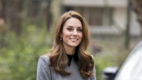 Kate terlihat cantik menawan dengan coat abu-abu yang dikenakannya itu. Tristan Fewings/Getty Images