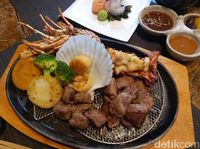 Lihat Aksi Seru Chef Memasak Omi Beef di 'Spring Teppanyaki'