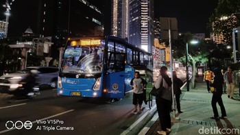 Memotret mode standar di luar ruang saat malam hari. Foto: Adi Fida Rahman/detikINET