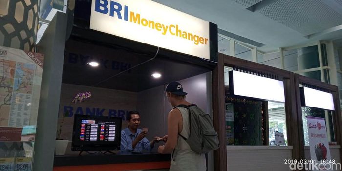 Money Changer Bank BRI di Bandara Komodo. Foto: Bank BRI Money Changer Bank BRI di Bandara Komodo. Foto: Bank BRI