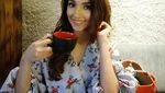 Pose Cantik Tsania Marwa Saat Mencicip Makanan Enak Bareng Sahabat