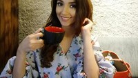 Bersantai sambil minum secangkir kopi. aktris berusia 27 tahun ini tampak cantik. Foto: Instagram@tsaniamarwa54