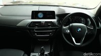 Desain interiornya pun berbeda. Jok BMW X3 sDrive20i dibekali kulit Vernasca dengan sentuhan Vivus Anthracite pada sport seat. Sedangkan pada varian Luxury jok yang digunakan berjenis sport seat. 
