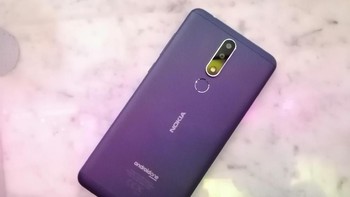 Di sektor kamera, Nokia 3.1 Plus punya kamera ganda di bagian belakang dengan spesifikasi 13 MP (f/2.0) dan 5 MP (f/2.4). Pada bagian depan terdapat kamera berukuran 8 MP (f/2.2). (Foto: Muhamad Imron Rosyadi/detikINET)