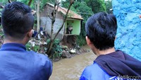 Sekcam Ujungberung Yati Sri mengatakan, satu unit rumah milik warga roboh, kejadian itu terjadi, Selasa (19/3/2019) sekitar Pukul 13.00 WIB.