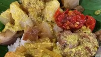 Mau koyor atau opor ayam? Dua-duanya bisa dinikmati bareng gudeg plus nasi hangat. Mari sarapan! Foto: Instagram @niethakalya