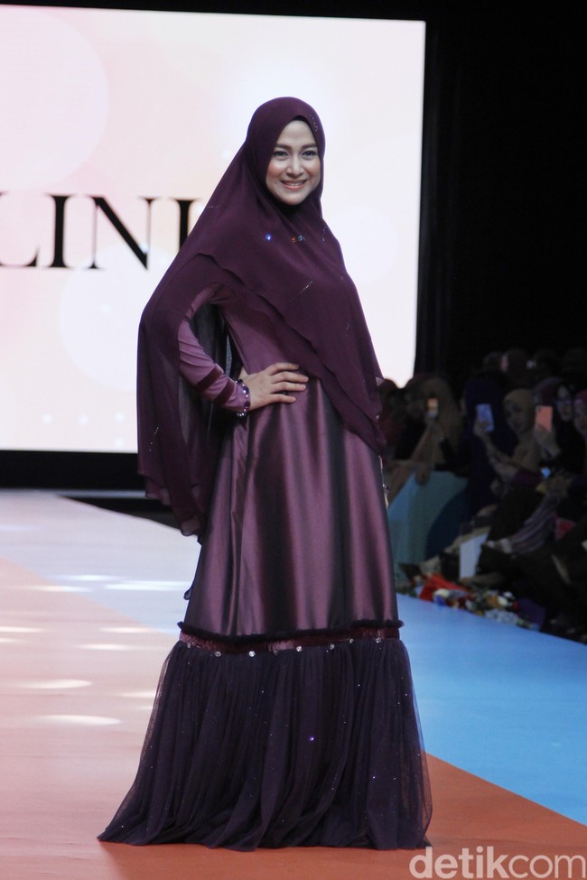 Nina Zatulini juga terlihat berbeda mengenakan busana syari bernuansa ungu. Memakai tutu dress dengan khimar membuatnya tampil spesial. Foto: Mohammad Abduh/Wolipop