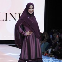 Nina Zatulini juga terlihat berbeda mengenakan busana syari bernuansa ungu. Memakai tutu dress dengan khimar membuatnya tampil spesial. Foto: Mohammad Abduh/Wolipop