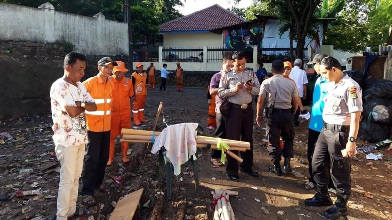 Pelaku Diduga Buang Mayat Bayi di Pos Sampah Pasar Minggu Agar Tak Dicurigai Pelaku Diduga Buang Mayat Bayi di Pos Sampah Pasar Minggu Agar Tak Dicurigai