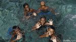 Berenang Ala Anak Pantai Papagarang