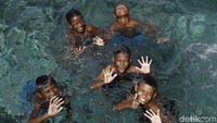 Anak-anak di pulau ini pun juga sangat ramah dengan wisatawan. Mereka akan tersenyum lebar saat kamera-kamera wisatawan menjepret.