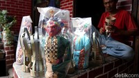 Dalam sehari perajin itu dapat membuat miniatur ondel-ondel sebanyak 50 hingga 100 buah.