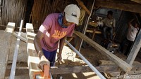 Proses pengerjaan membuat kusen amat bergantung pada listrik karena alat-alat yang digunakan ini mengandalkan listrik untuk sumber energinya.
