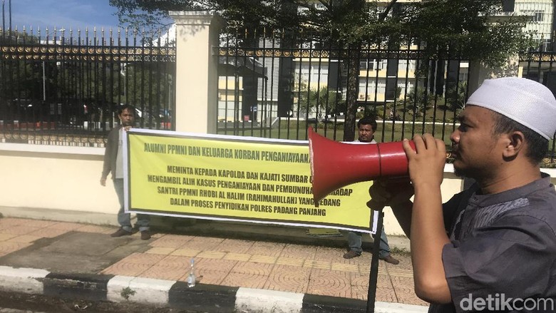 Alumni Ponpes Demo Desak Polisi Tuntaskan Kasus Santri Dikeroyok di Sumbar Alumni Ponpes Demo Desak Polisi Tuntaskan Kasus Santri Dikeroyok di Sumbar