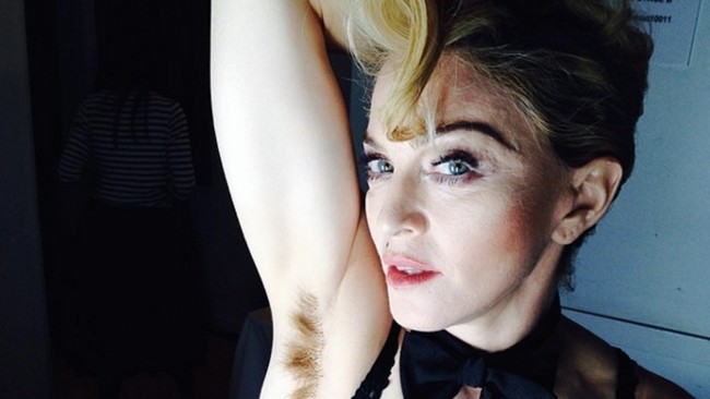 Pada 2014 silam, Madonna dengan bangga memamerkan bulu ketiak yang belum dicukur di Instagramnya. Long hair...... Dont Care!!!!!! #artforfreedom #rebelheart #revolutionoflove, begitu tulis Madonna pada keterangan foto pamer bulu ketiak tersebut.Foto itu menunjukkan Madonna mengaku tidak peduli dengan kondisi bulu ketiaknya yang belum dicukur. Dia juga menuliskan tagar yang  seolah mengartikan bahwa aksi pamer bulu ketiak ini sebagai bagian dari kebebasan diri. Foto: Instagram