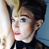 Pada 2014 silam, Madonna dengan bangga memamerkan bulu ketiak yang belum dicukur di Instagramnya. Long hair...... Dont Care!!!!!! #artforfreedom #rebelheart #revolutionoflove, begitu tulis Madonna pada keterangan foto pamer bulu ketiak tersebut.Foto itu menunjukkan Madonna mengaku tidak peduli dengan kondisi bulu ketiaknya yang belum dicukur. Dia juga menuliskan tagar yang  seolah mengartikan bahwa aksi pamer bulu ketiak ini sebagai bagian dari kebebasan diri. Foto: Instagram